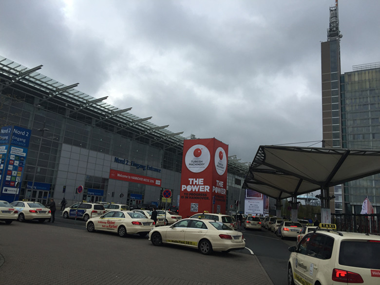 2016年4月25日-29日,山東贏創機械有限公司在德國漢諾威展覽中心參展了2016年德國漢諾威工業博覽會(HANNOVER MESSE 2016)。展位號:14號館 ,J38-5。在為期五天的展會中,山東贏創機械有限公司與全球各地的客戶進行了充分交流和洽談。站在國際工業展會平臺上,向全球客戶展示了贏創機械的無溶劑復合機等多項先進設備。